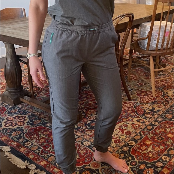 Figs gray size small euc. Catarina top and jogger bottom - Picture 7 of 8